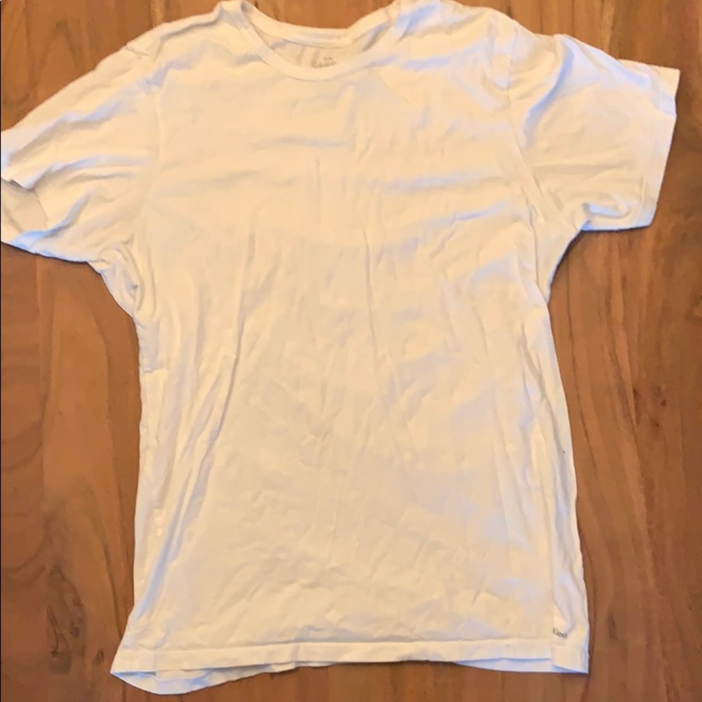 Men’s white slim fit crew neck t-shirt.